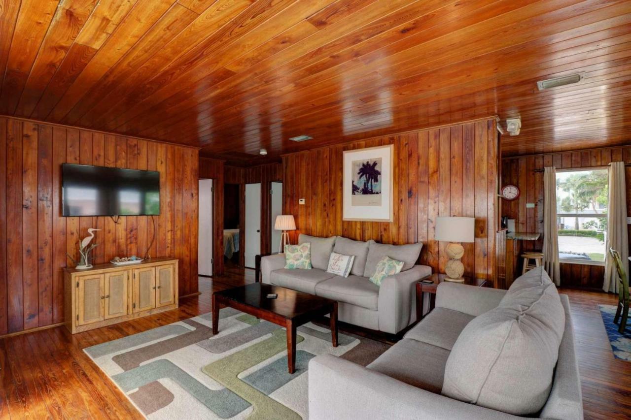 Estero Island Apartment With Boat Dock フォートマイヤーズビーチ エクステリア 写真