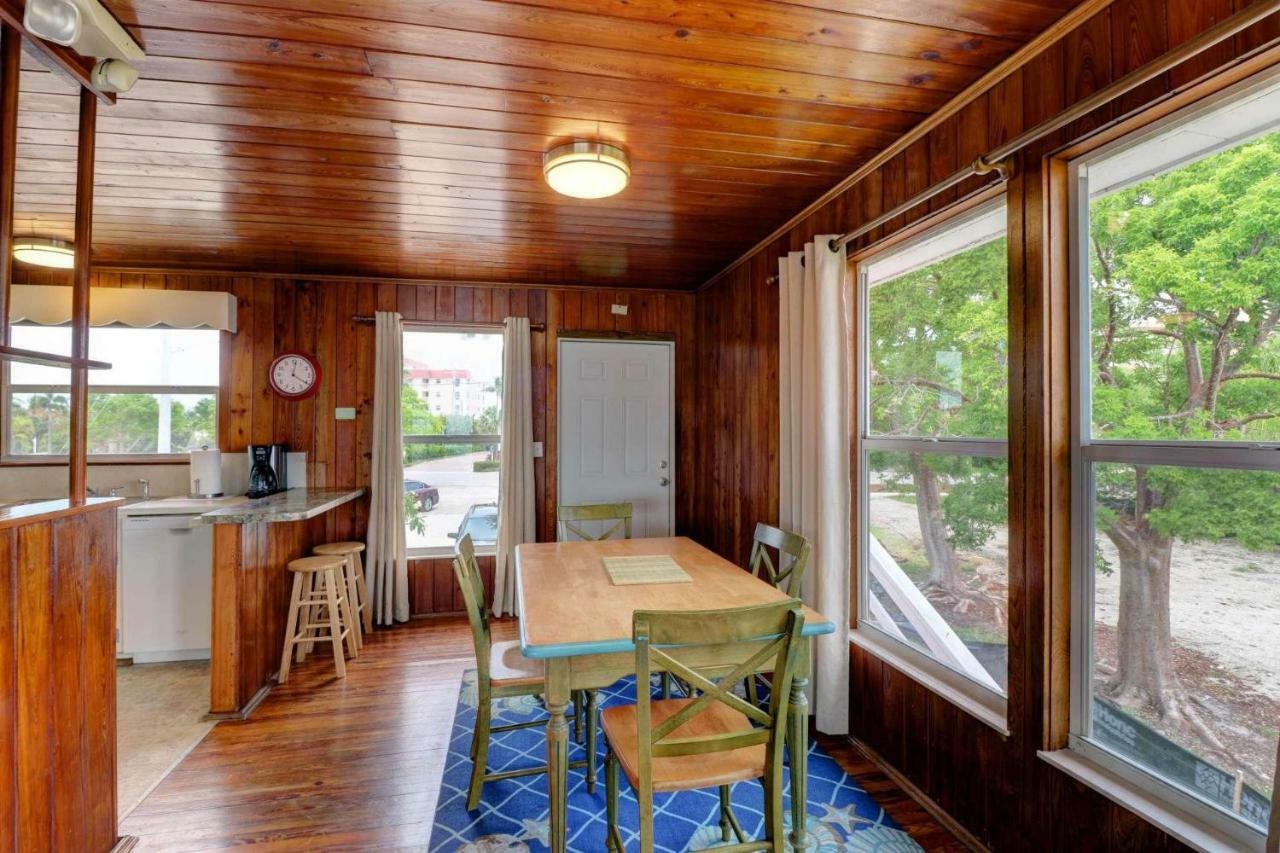 Estero Island Apartment With Boat Dock フォートマイヤーズビーチ エクステリア 写真